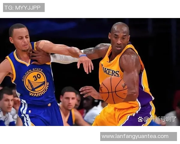 镜头捕捉：NBA赛场小动作引发热议